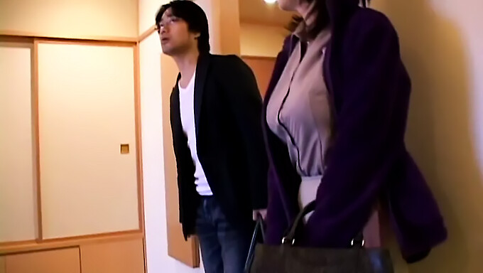 Belle-Mère Et Fils Se Livrent Au Plaisir Oral Dans Une Vidéo Maison Japonaise