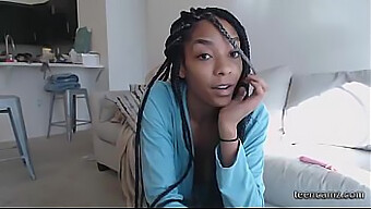 Une Adolescente Afro-Américaine Avec Un Cul Courbé Profite D'Un Jeu En Solo Sur Webcam