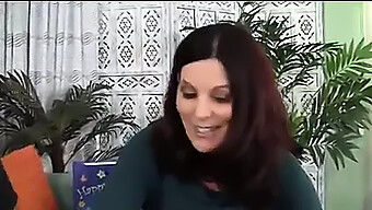 مغوي من قبل زوجة أبي سمراء ذات ثديين كبيرين طبيعيين ..