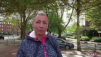 Milf Matură Mandy Își Întinde Fundul Strâmt De Un Penis Mare Într-Un Videoclip Porno German